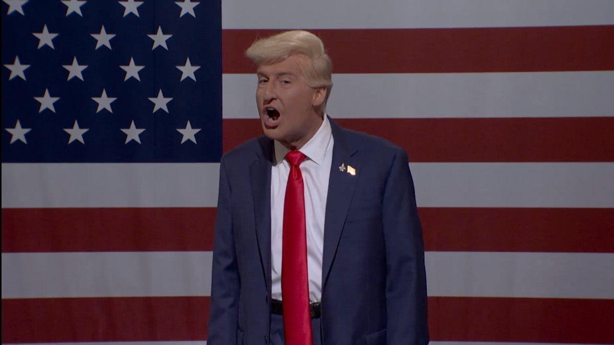 `` SNL '' Cold Open trouve Trump menaçant tard le soir, rôtissant Colin Jost à propos du Riyad Festival de la comédie
