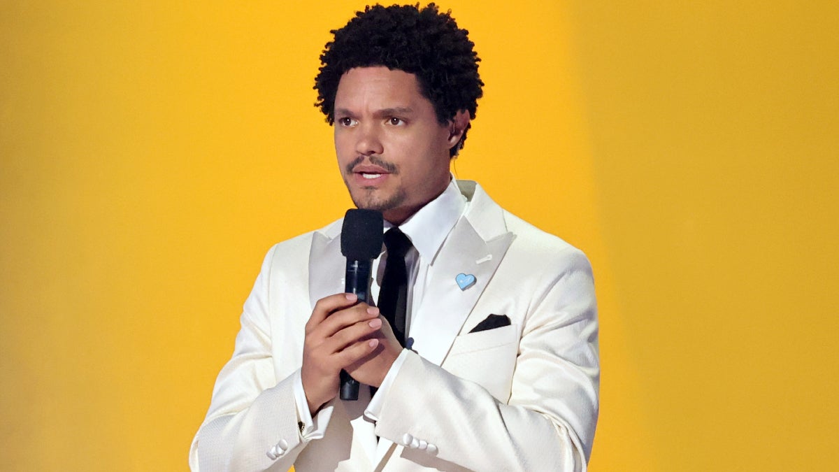 Trevor Noah dénonce l'hypocrisie concernant la controverse du festival de comédie de Riyad et plaisante sur la censure "
