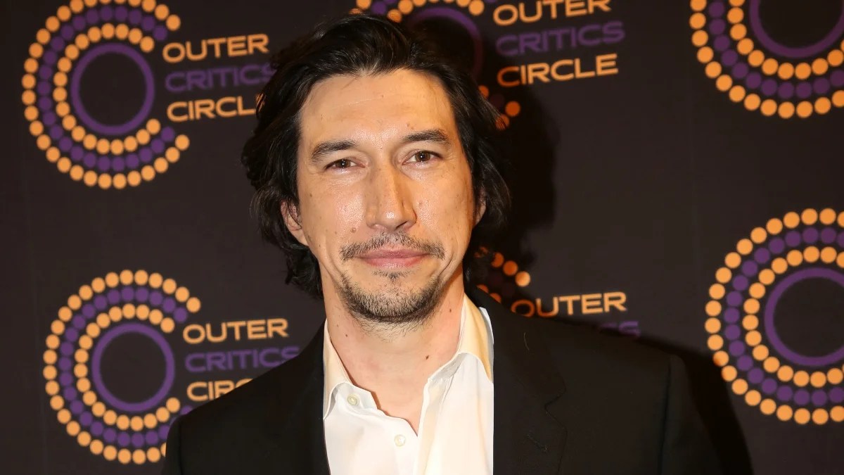 Un fan de "Star Wars" achète un panneau d'affichage de Times Square pour soutenir le film "Hunt for Ben Solo" d'Adam Driver : "Non"