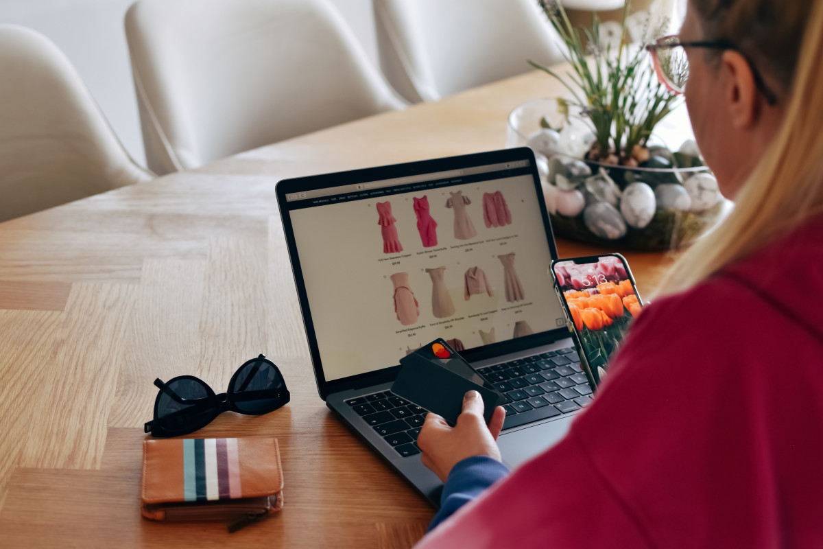 femme faisant ses achats en ligne1