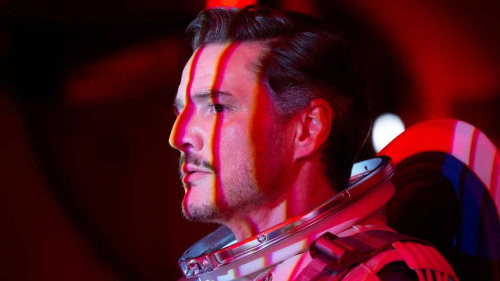 Pedro Pascal porte une combinaison spatiale avec des lumières rouges et blanches spectaculaires tombant sur son visage