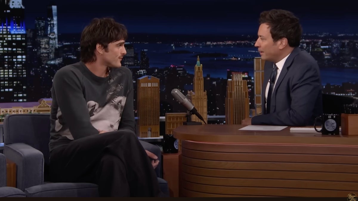 Jacob Elordi explique pourquoi la routine de maquillage de 11 heures pour "Frankenstein" était "la quantité parfaite de