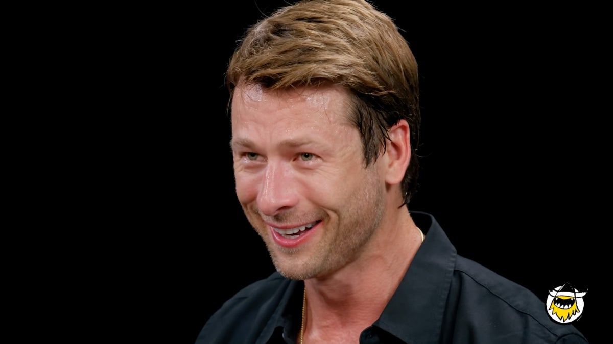 Glen Powell répond de manière hilarante à la question des « Hot Ones » : « Je suis désolé, quoi ?! » | Vidéo