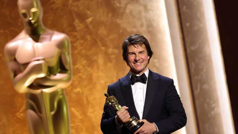 Tom Cruise utilise les Governors Awards pour faire pression en faveur du cinéma – même si vous devez vous faufiler