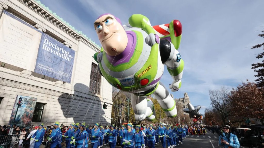 Buzz l'Éclair de "Histoire de jouets" au défilé de Thanksgiving de Macy 2025 (Getty Images)