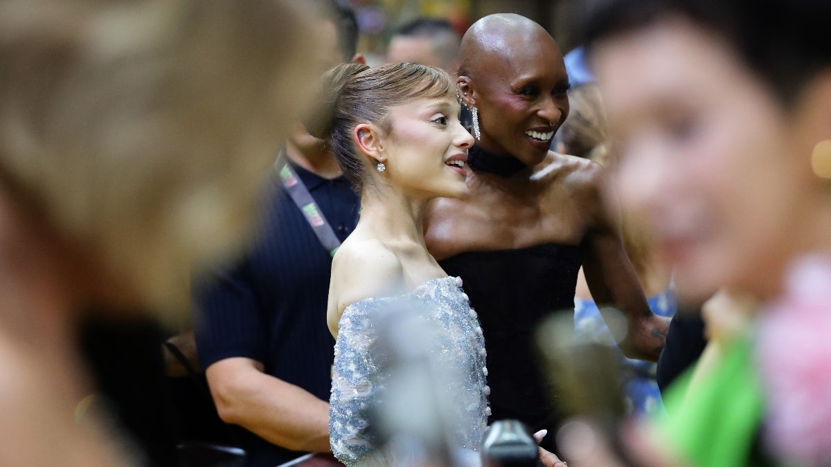 Ariana Grande prise en embuscade lors de la première de "Wicked: For Good", Cynthia Erivo intervient pour aider | Vidéo