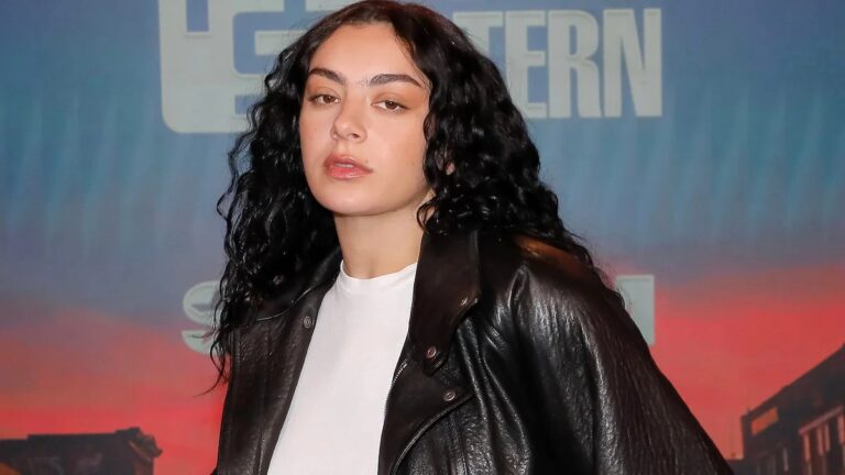 Charli XCX canalise Spinal Tap dans la première bande-annonce de « The Moment » d'A24