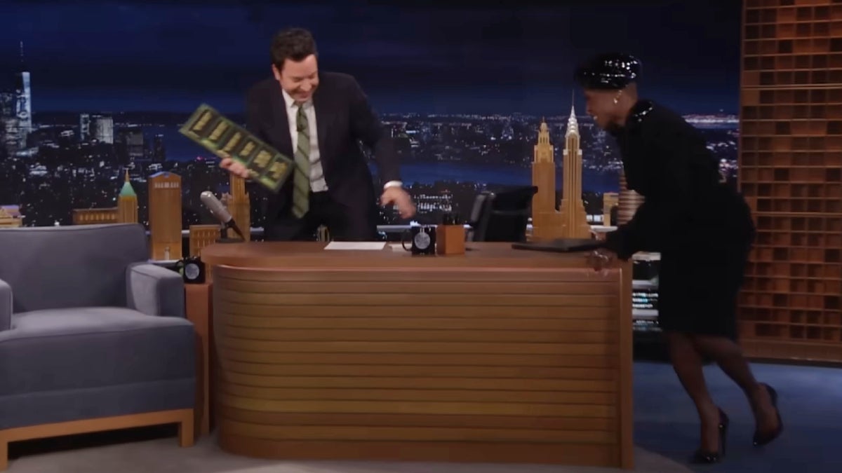 Cynthia Erivo poursuit Jimmy Fallon autour de son bureau pour réorganiser son classement aveugle de chansons « méchantes » |