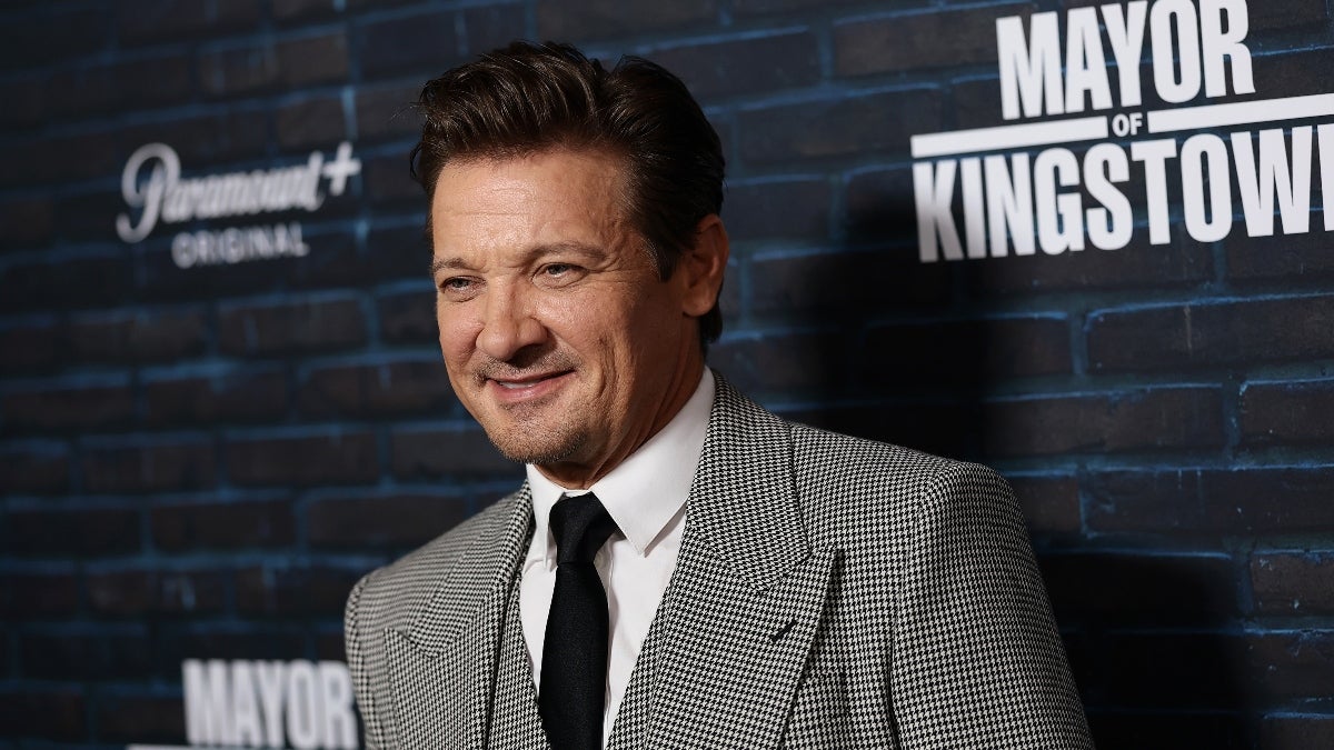 L'avocat de Jeremy Renner envoie une lettre de cessation et d'abstention au cinéaste Yi Zhou pour harcèlement