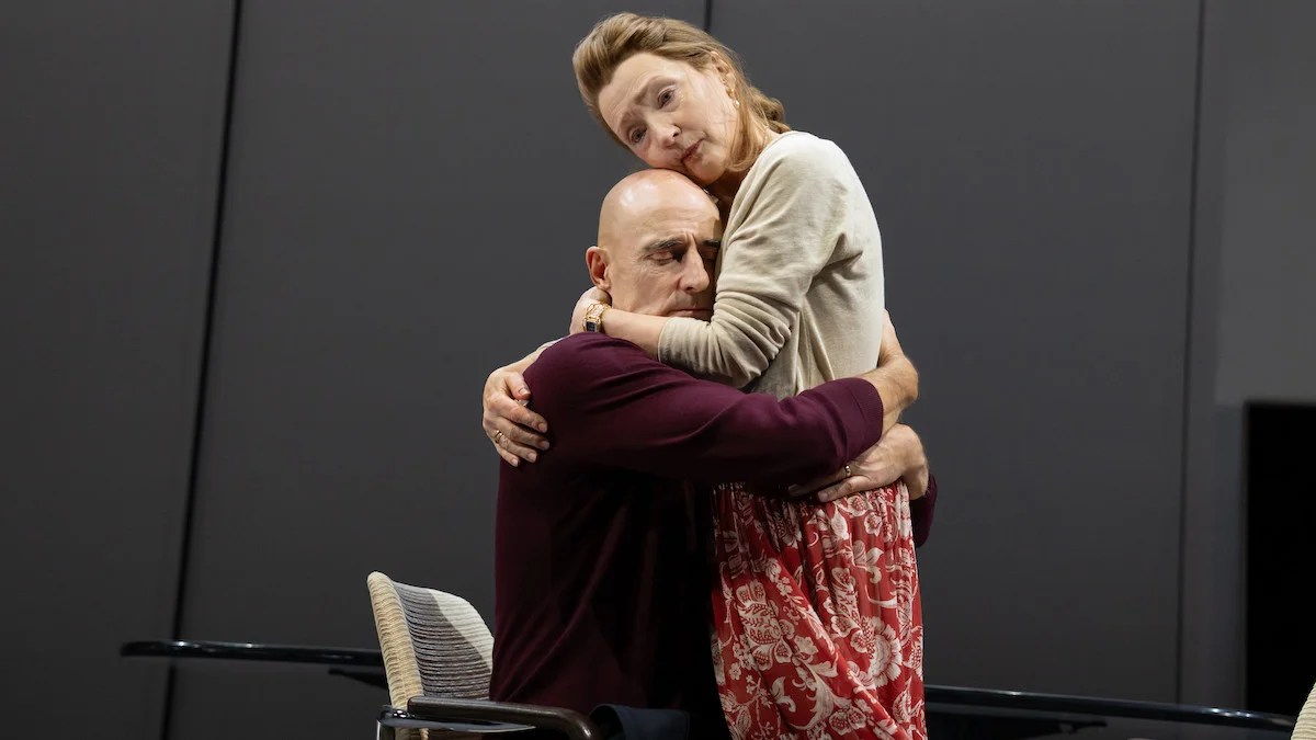 Revue de Broadway « Œdipe » : Mark Strong et Lesley Manville font le