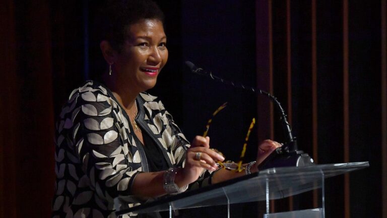 DeDe Lea, responsable des politiques publiques et des relations gouvernementales mondiales de Paramount, démissionnera en janvier