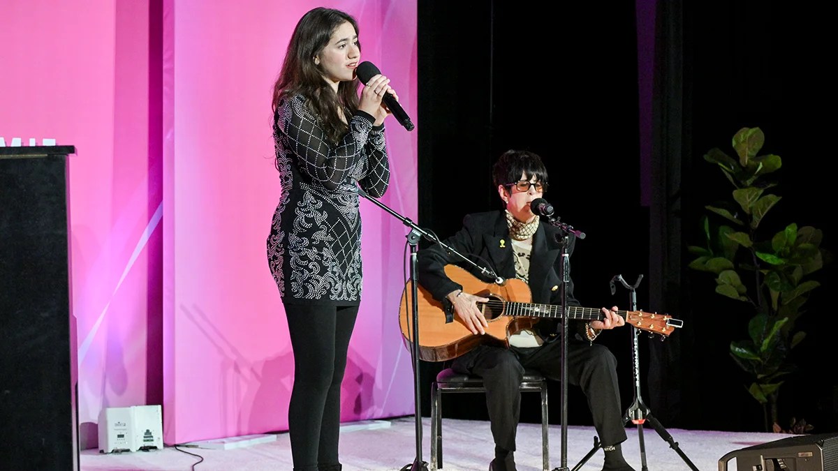 Diane Warren donne une performance puissante de « Dear Me » avec Eden Kontesz, 14 ans | Vidéo