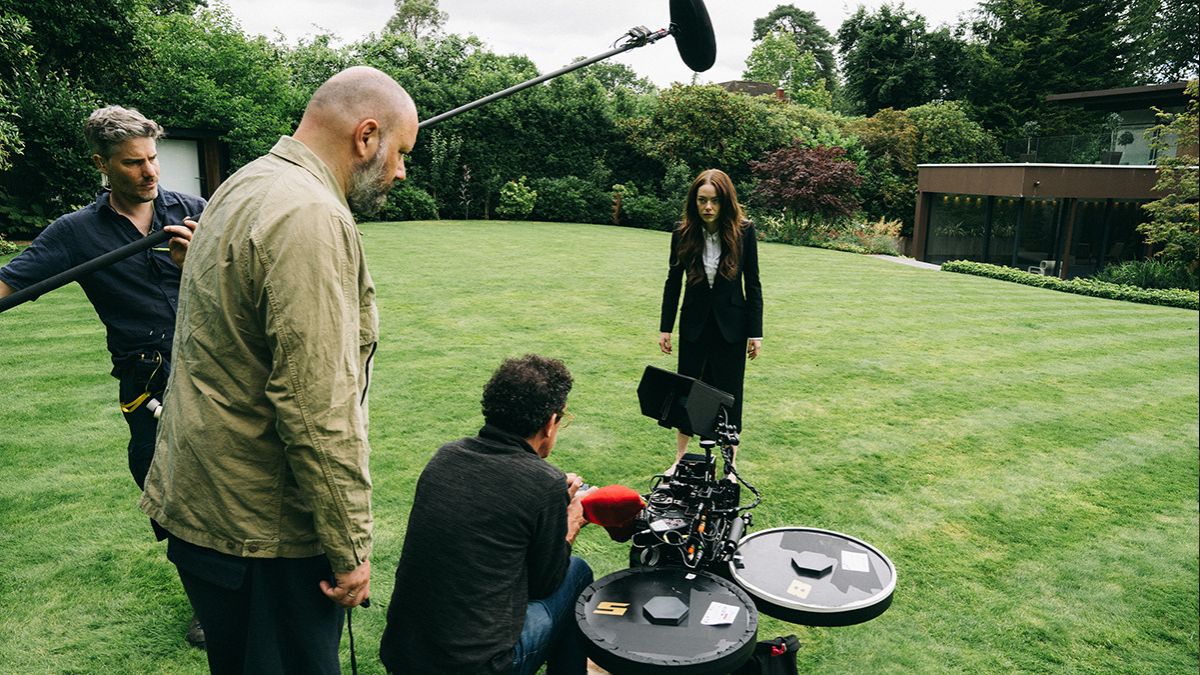 Robbie Ryan, directeur de la photographie de Bugonia, parle du tournage des abeilles, des sous-sols et de la tête chauve d'Emma Stone
