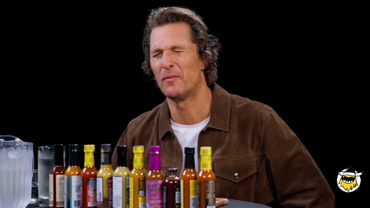 Matthew McConaughey admet que sa blessure sur le tournage de « Règne du feu » était en quelque sorte de sa faute : « J'aurais dû