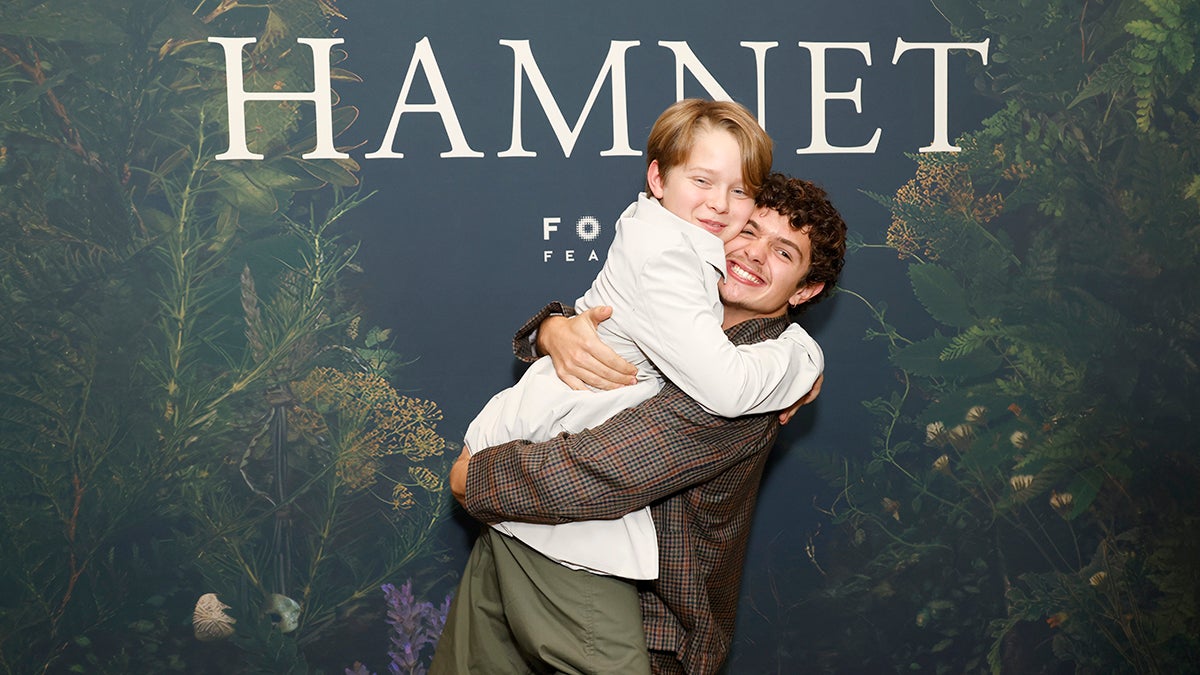 "Hamnet" met en vedette Noah et Jacobi Jupe sur la "synchronicité" du jeu de Hamlet et de son inspiration
