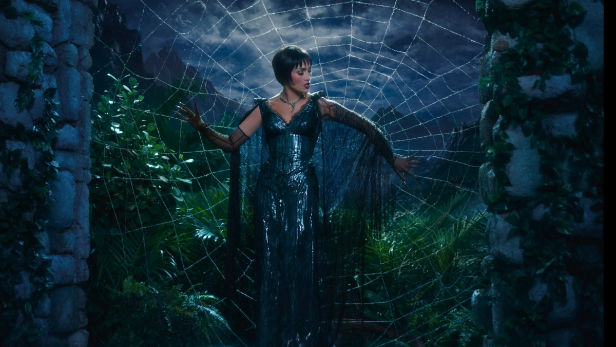 Le créateur de costumes de "Kiss of the Spider Woman" explique comment la tenue de Jennifer Lopez brille dans le noir