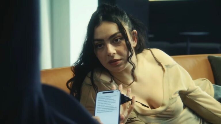 Revue « The Moment » : Charli XCX affronte la renommée et Alexander Skarsgård dans Funny, Flawed A24