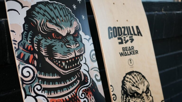Godzilla frappe le half-pipe avec la collaboration de skateboard Bear Walker | Exclusif