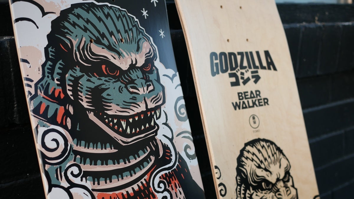 Godzilla frappe le half-pipe avec la collaboration de skateboard Bear Walker | Exclusif