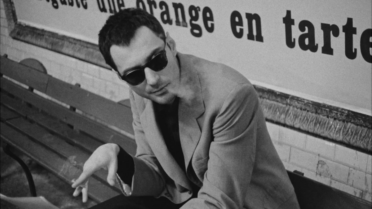 Guillaume Marbeck dans le rôle de Jean-Luc Godard dans "Nouvelle Vague" (Netflix)
