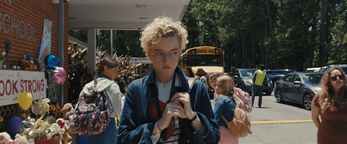 Armes Julia Garner Critique du film Josh Brolin