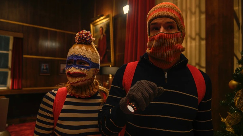 Olivia Holt et Connor Swindells portent des masques de ski de vacances dans "Jingle Bell Heist"