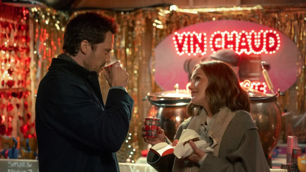 Minka Kelly et Tom Wozniczka prennent un verre ensemble dans "Champagne Problems"