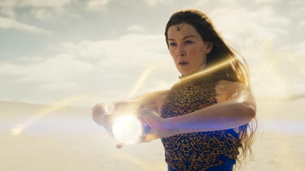 Rosamund Pike dans "La Roue du Temps" (Crédit : Prime Video)