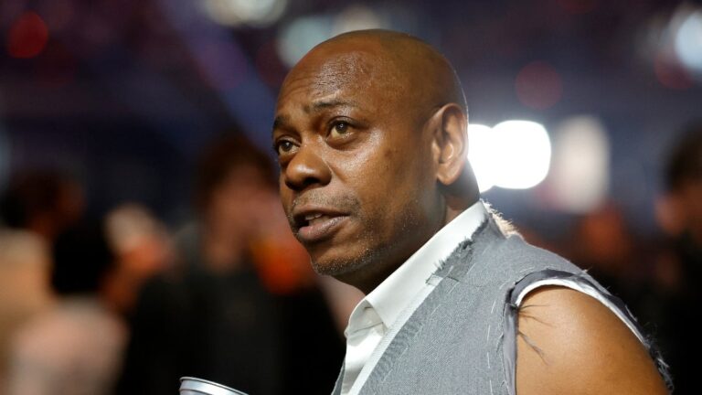 Dave Chappelle rejette les comparaisons entre Charlie Kirk et MLK : « personnalité Internet mère-roi » | Vidéo