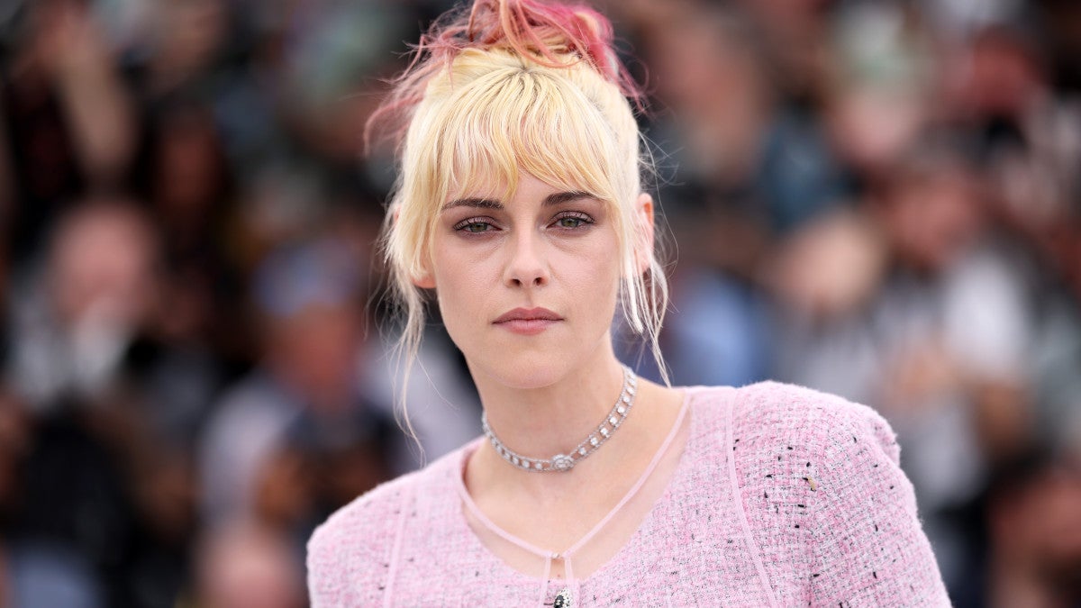 Kristen Stewart dit que les acteurs masculins adoptent la méthode parce que jouer est « non masculin » et « intrinsèquement »