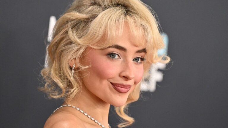 Le réalisateur d'Alice au pays des merveilles de Sabrina Carpenter fait une mise à jour prometteuse sur le nouveau film