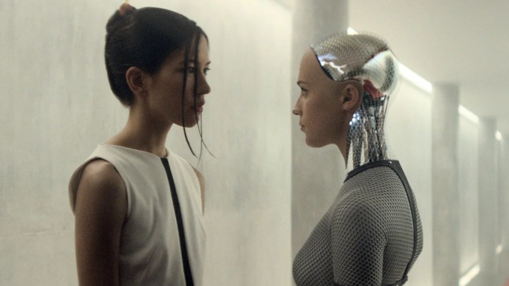 Sonoya Mizuno et Alicia Vikander dans "Ex Machina".