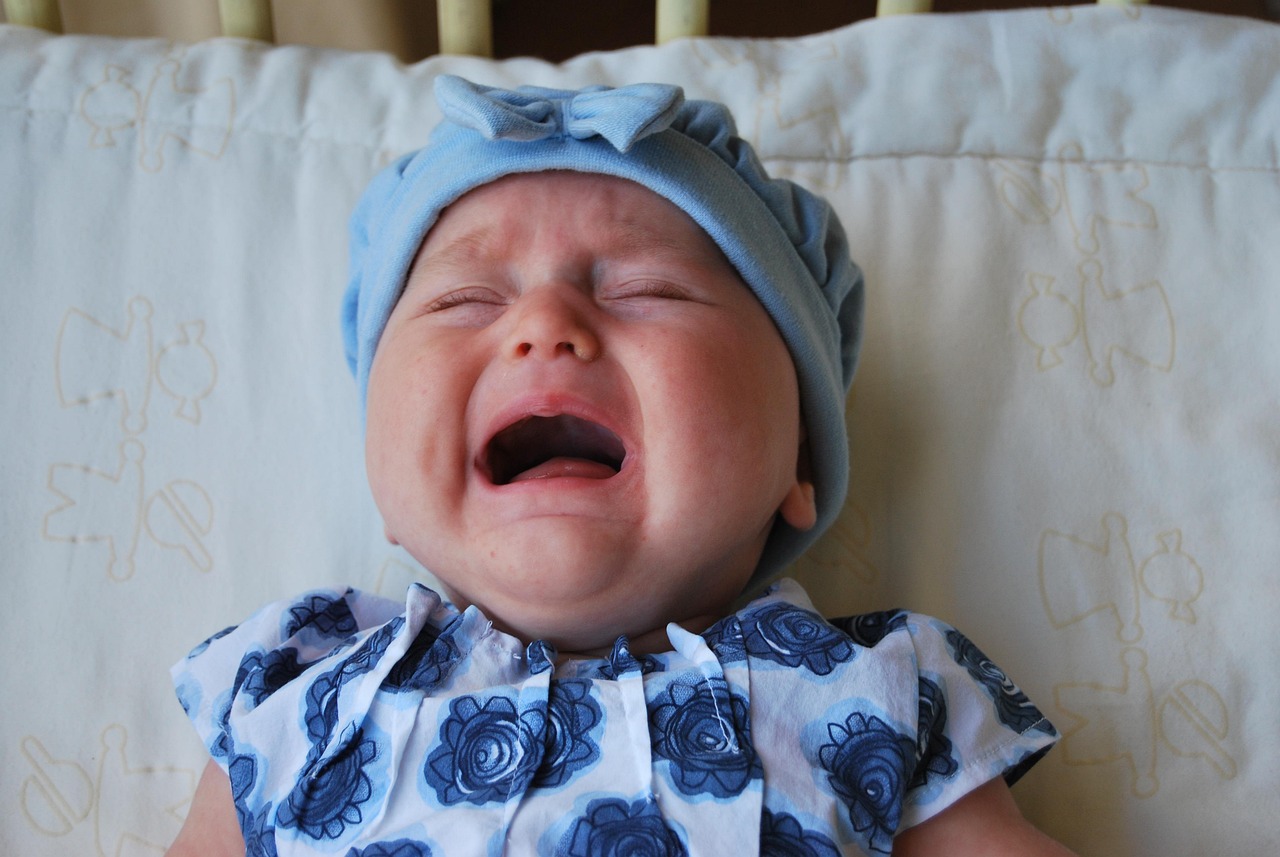 pleurs bébé après biberon