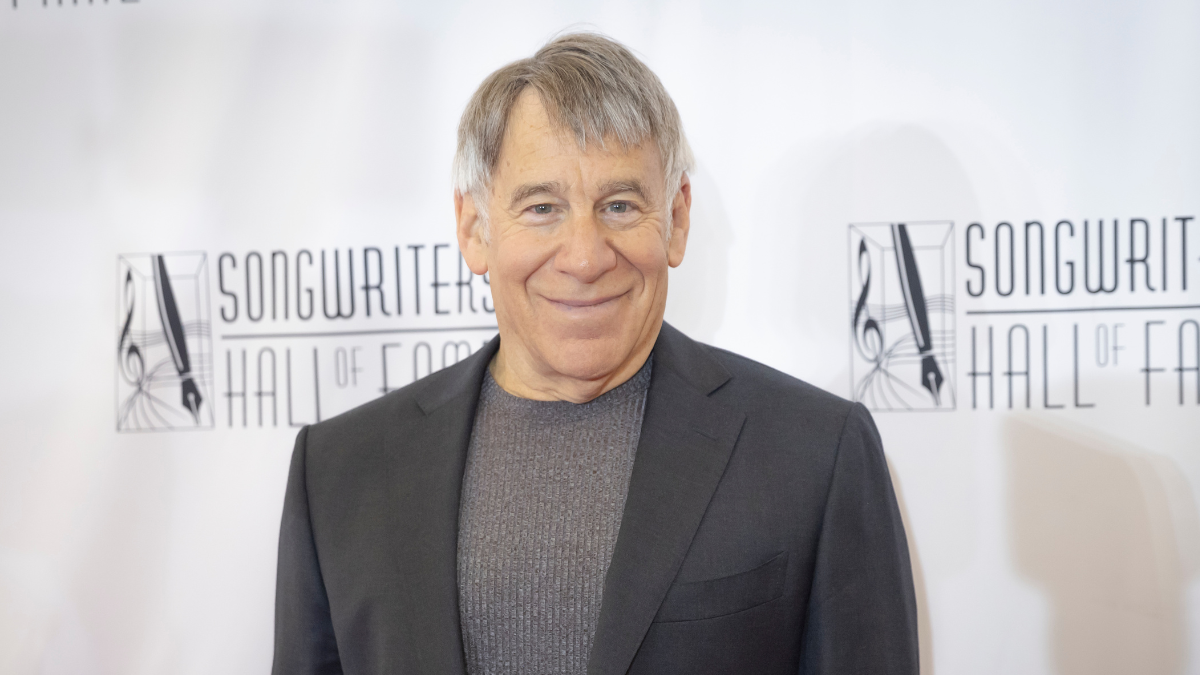 Stephen Schwartz se retire de la programmation du Kennedy Center et condamne le changement de nom : "Je ne pourrais pas le faire"