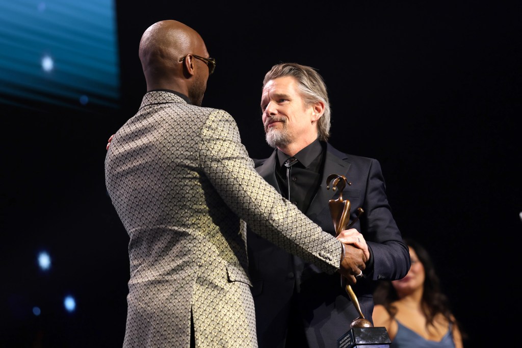 Ethan Hawke reçoit le Career Achievement Award des mains de Mahershala Ali aux Palm Springs International Film Awards