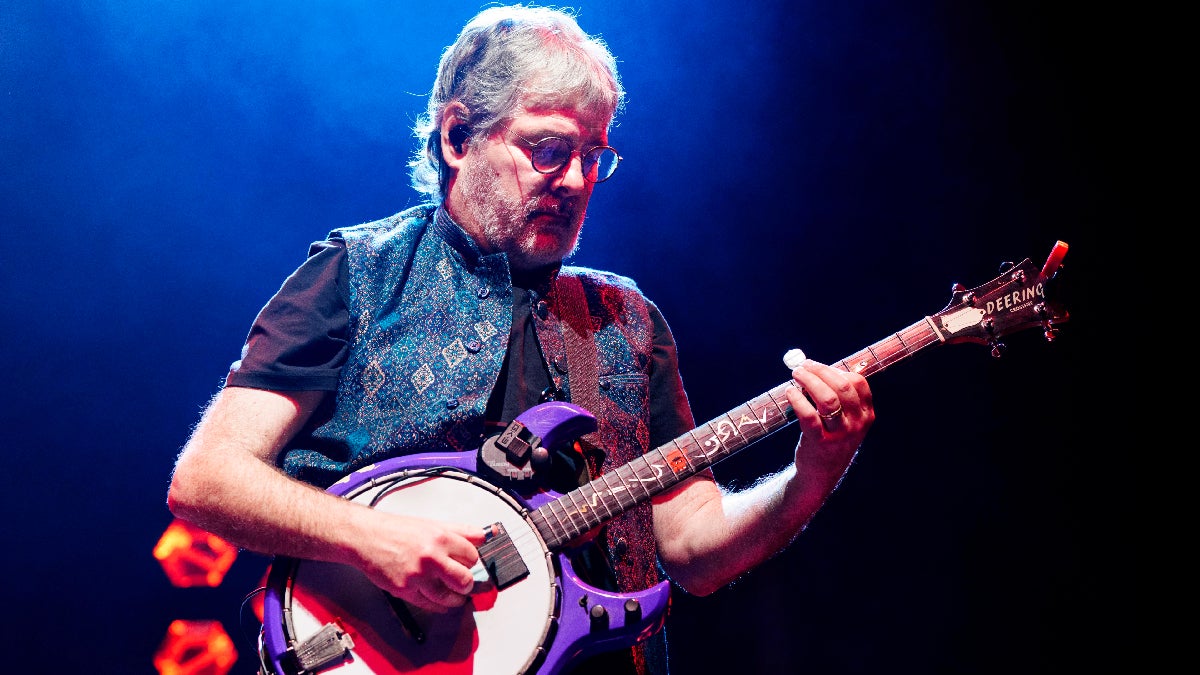 Béla Fleck retire ses représentations au Kennedy Center après le changement de nom de Trump : « Se produire là-bas est devenu