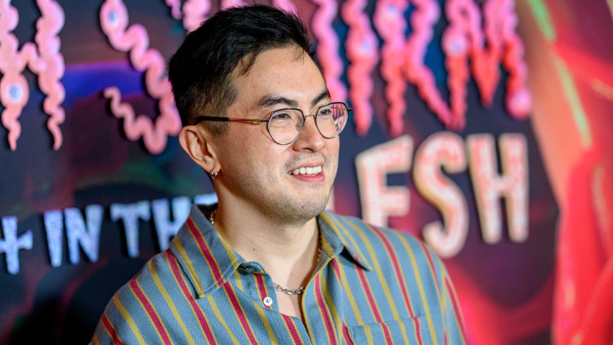 Bowen Yang parle de la sortie de "SNL" dans une interview en larmes avec "Las Culturistas" : "Je suis resté exactement aussi longtemps"