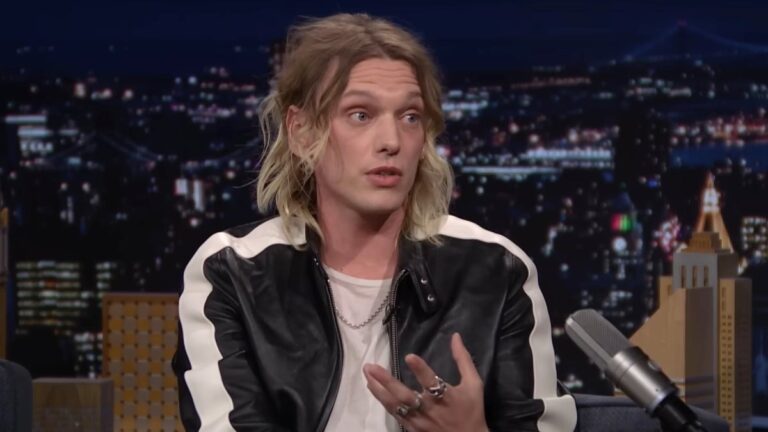 La star de « Stranger Things », Jamie Campbell Bower, révèle la dernière phrase qu'il a essayé de donner à Vecna : « C'est juste