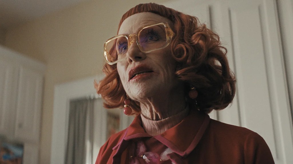 Amy Madigan dans le rôle de tante Gladys dans « Armes » (Crédit : Warner Bros.)