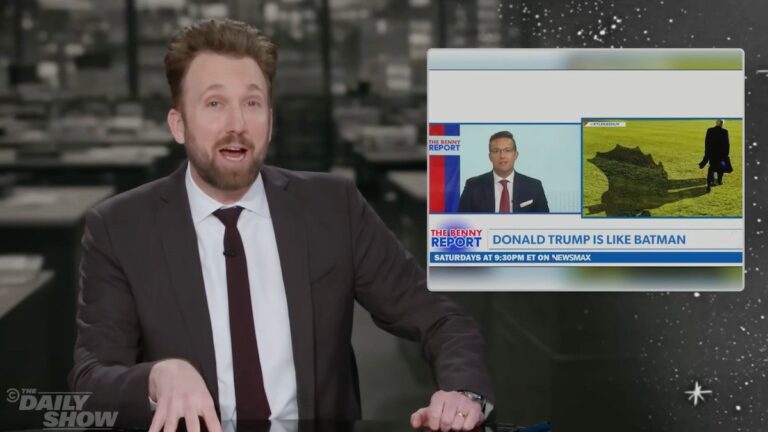 Le « Daily Show » fait rôtir Benny Johnson, la nouvelle star du pool de presse de Trump : « Au nom des Blancs, je suis désolé »
