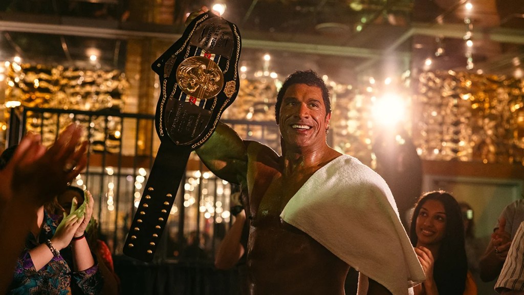 Dwayne Johnson brandit une ceinture de champion dans "The Smashing Machine"