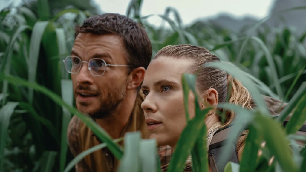 Jonathan Bailey et Scarlett Johansson dans "Jurassic World Rebirth".