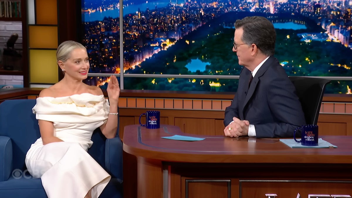 Katherine LaNasa pleure en se rappelant comment Stephen Colbert l'a tirée d'un endroit « criblé de