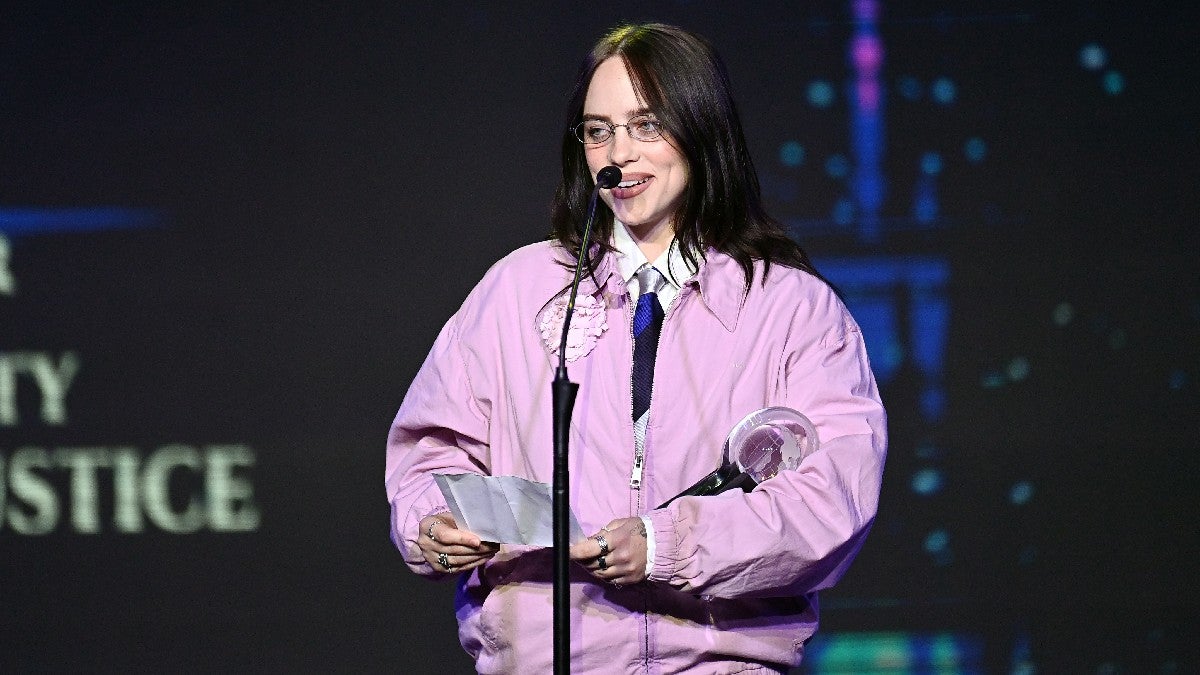 Billie Eilish condamne les raids de l'administrateur Trump sur l'ICE dans le discours d'honneur du MLK : « Voir nos voisins être