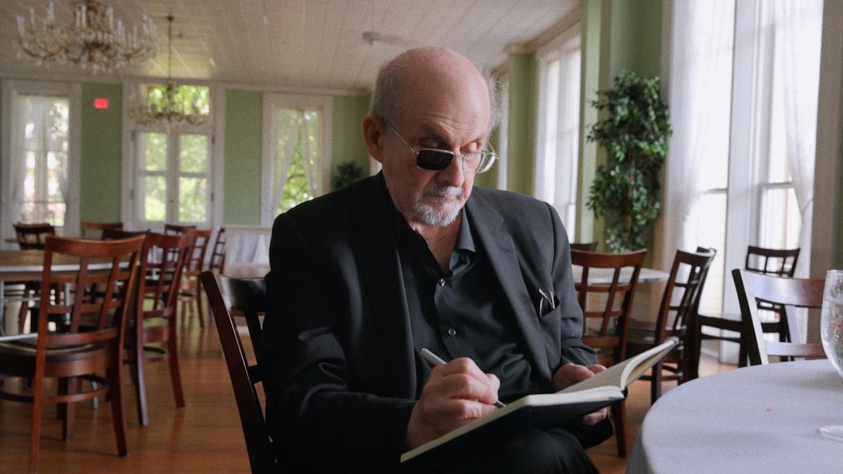 Critique de « Couteau : la tentative de meurtre de Salman Rushdie » : un doc courageux frappe fort
