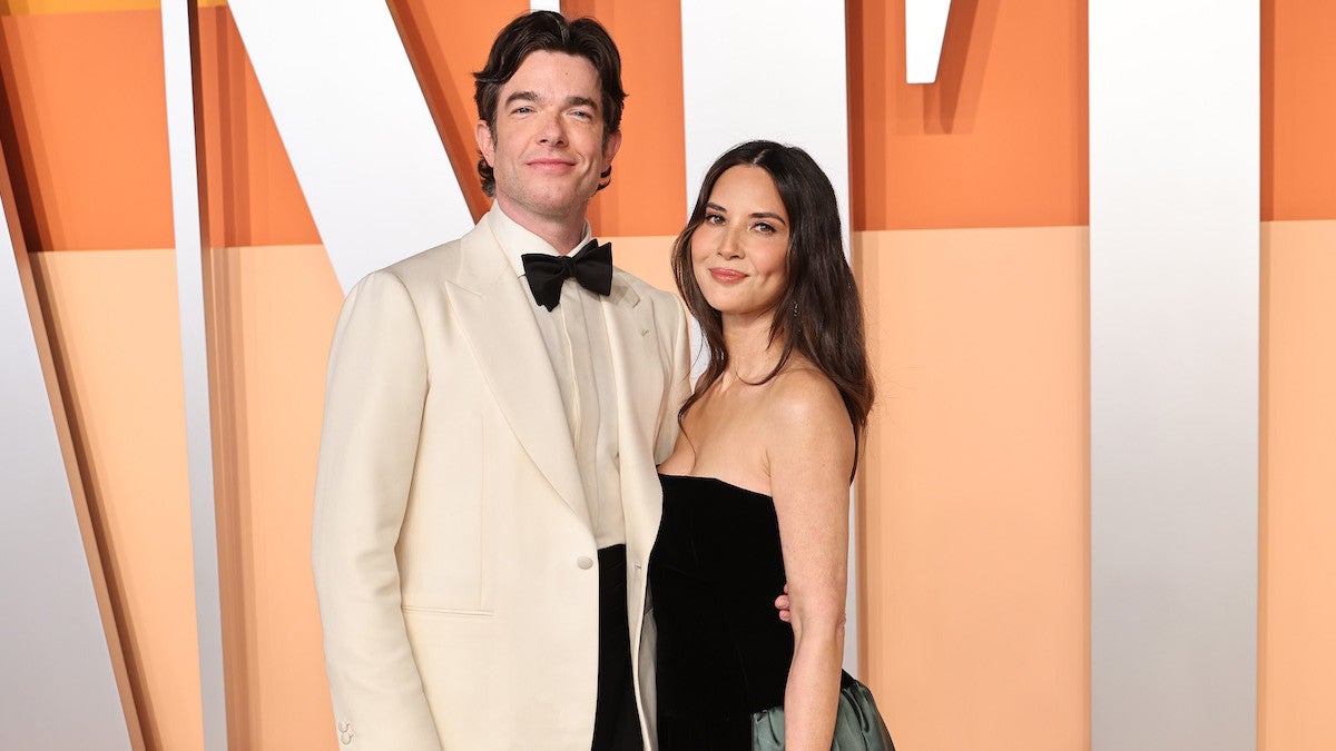 John Mulaney révèle qu'il prend soin financièrement de la grande famille vietnamienne d'Olivia Munn : "Cela m'apporte