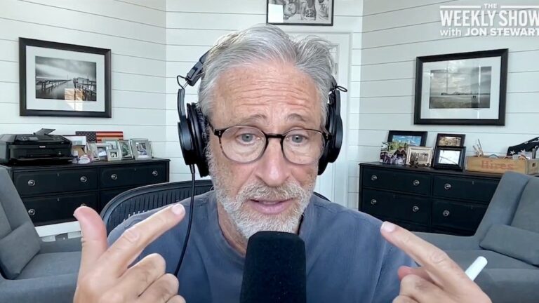 Jon Stewart pense que les Clinton devraient « absolument » se conformer aux assignations à comparaître d'Epstein : « C'est dingue »