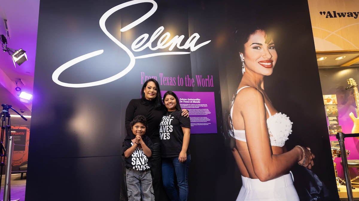 La sœur de Selena, Suzette Quintanilla, fait l'éloge de l'exposition "Badass" du Grammy Museum : "C'est incroyablement
