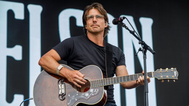 Le film country western de Glen Powell fait appel à l'auteur-compositeur « A Star Is Born » pour des chansons originales |
