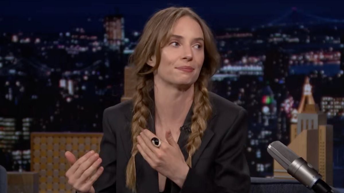 Maya Hawke fait l'éloge de la franchise "Hunger Games" pour être "explicitement antifasciste" et "mainstream"